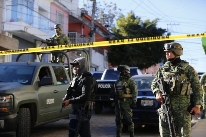 Angehörige der mexikanischen Armee bewachen das Gebiet, in dem am frühen 18. Februar in der Gemeinde Tlaquepaque ein bewaffneter Angriff stattfand. Foto: epa/Francisco Guasco