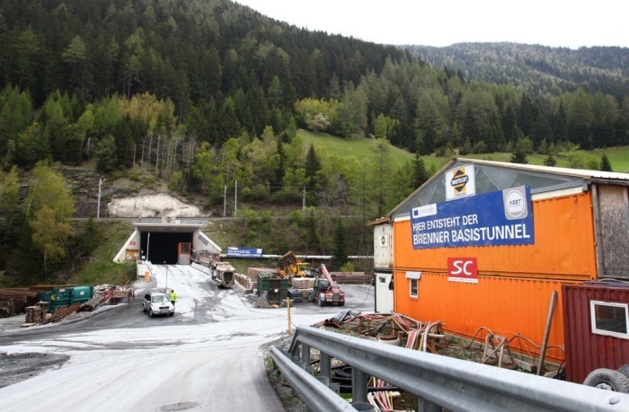 Gesamtansicht eines Zugangsstollens zum Brenner-Basistunnel bei Steinach. Foto: epa/Karl-josef Hildenbrand