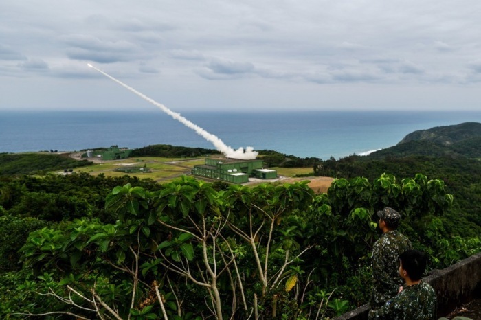 Taiwanische Soldaten beobachten den Abschuss einer Rakete aus einem HIMARS-Raketensystem während einer Militärübung. Foto: epa/Ritchie B. Tongo