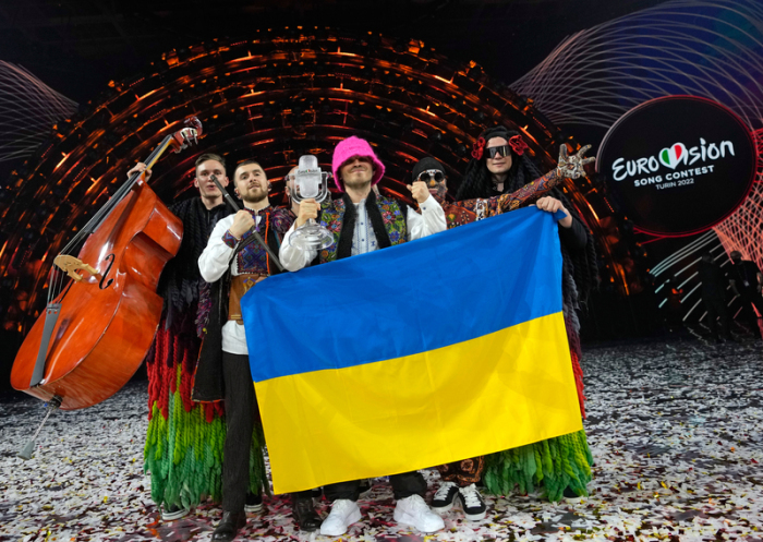 Die Gruppe Kalush Orchestra aus der Ukraine jubelt über den Sieg des Eurovision Song Contest (ESC). Foto: Luca Bruno