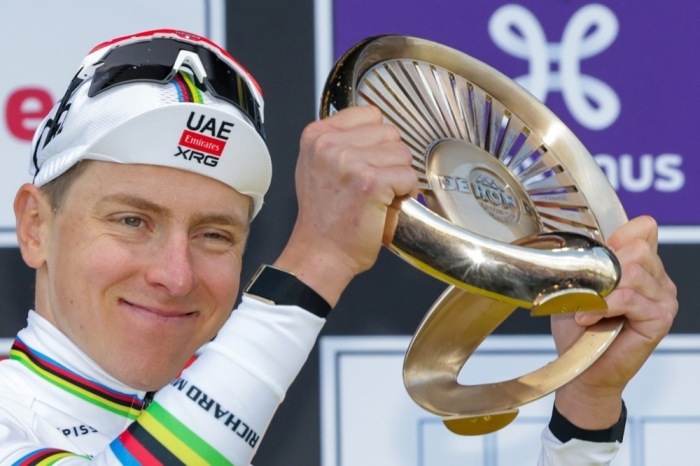 Der slowenische Radprofi Tadej Pogacar steht nach seinem Erfolg bei der Flandern-Rundfahrt in Oudenaarde auf dem Siegerpodium. Foto: EPA/Olivier Matthys