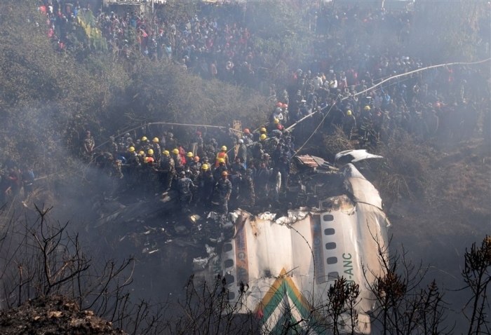 Die ATR72-Maschine der Yeti Airlines mit 68 Passagieren und 4 Besatzungsmitgliedern an Bord stürzt in Pokhara ab. Foto: epa/Krishna Mani Baral