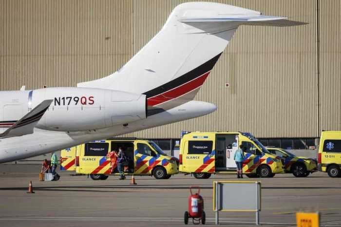 Krankenwagen stehen am Flughafen Schiphol Ost hinter dem zweiten Evakuierungsflugzeug mit einem Patienten an Bord, der auf dem Kreuzfahrtschiff «Hondius» war und Symptome des Hantavirus hat. Foto: Michel Van Bergen/Anp/dpa