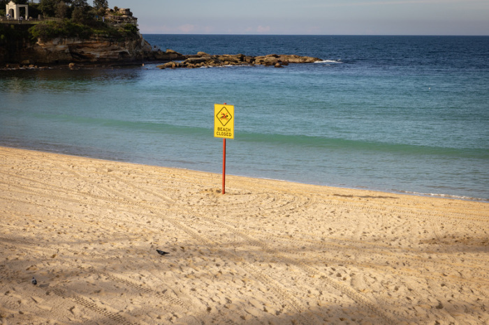 Am Coogee Beach ist ein Schild mit der Aufschrift «Beach Closed» aufgestellt, nachdem eine Frau bei einem Hai-Angriff in kritischen Zustand geraten war. Foto: Nadir Kinani/Aap/dpa