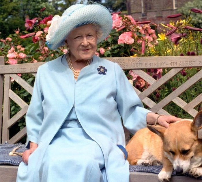 Mit einem Corgy sitzt die britische Königinmutter Elizabeth bei einem privaten Besuch bei Lord Warden auf Schloss Walmer in der Grafschaft Kent. Foto: PA File/dpa