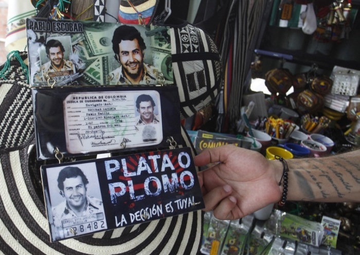 In Medellin bietet ein Mann Produkte mit Bildern an, die auf den kolumbianischen Drogenhändler Pablo Escobar anspielen. Foto: epa/Luis Eduardo Noriega Arboleda