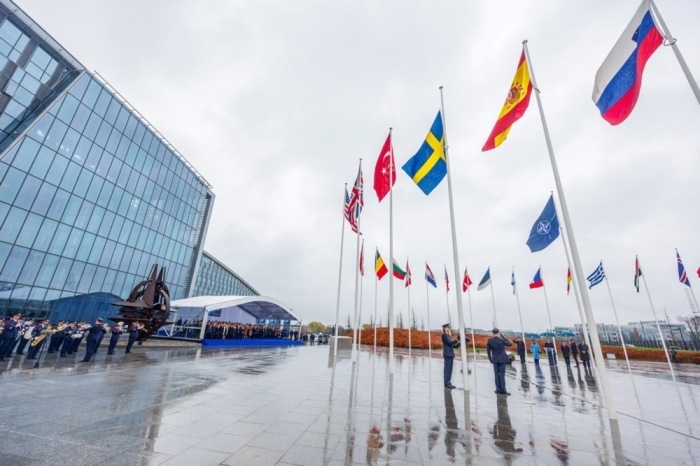 Hissung der Flagge anlässlich des Beitritts Schwedens zur NATO. Foto: epa/Olivier Matthys