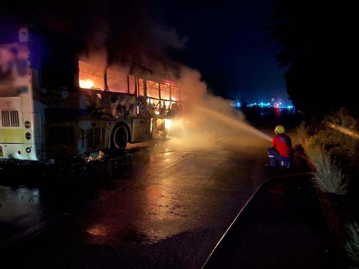 Das Feuer breitete sich innerhalb kurzer Zeit auf den gesamten Reisebus aus. Bild: JS100 Radio