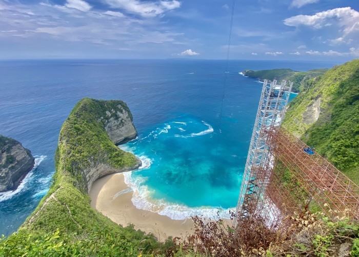 An Balis Kelingking Beach steht ein Baugerüst: Der geplante 180-Meter-Glasaufzug wurde von den Behörden gestoppt. Foto: picture alliance/dpa | Putu Utami