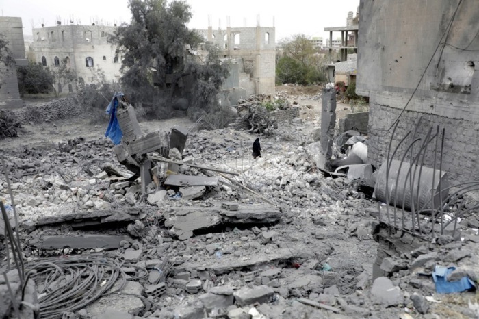 Die Frau begutachtet die Schäden an einem Gebäude nach US-Luftangriffen in Sana'a. Foto: epa/Osamah Yahya