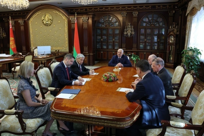 Belarus Präsident Lukaschenko trifft US-Gesandten John Coale in Minsk zu Gesprächen über Gefangenenaustausch und gelockerte Sanktionen. Foto: epa/Belarusian Presidential Press Service Handout