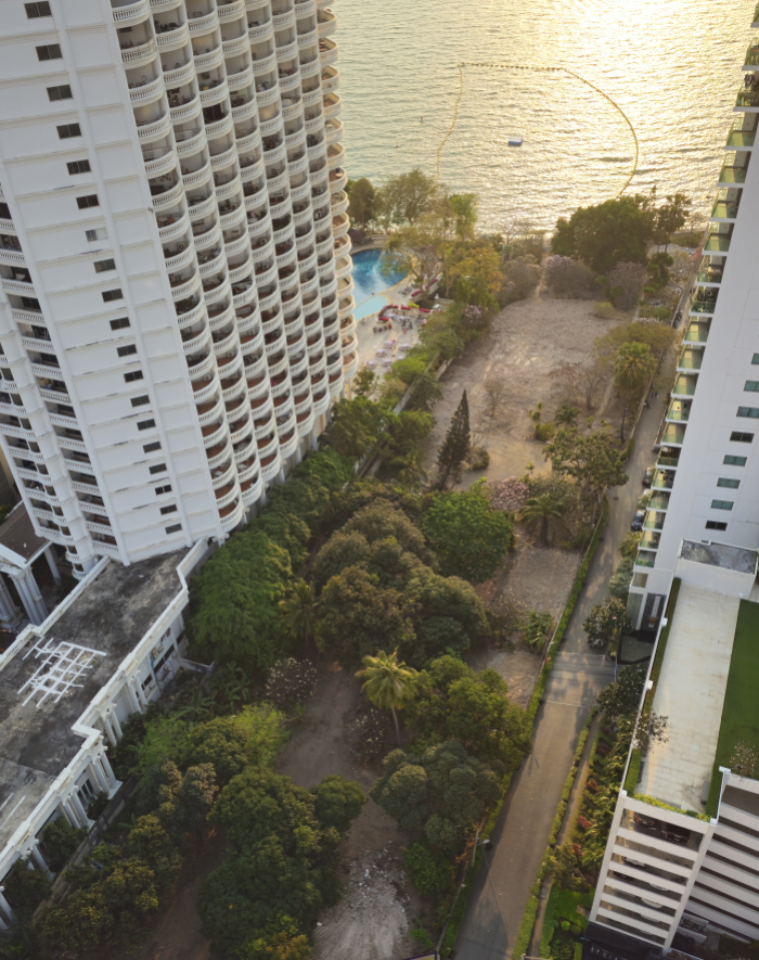 Das Grundstück zwischen Park Beach (l.) und Wong Amat (r.) Tower auf dem der 53-Etagen-Wohnturm entstehen soll. Foto: Jahner