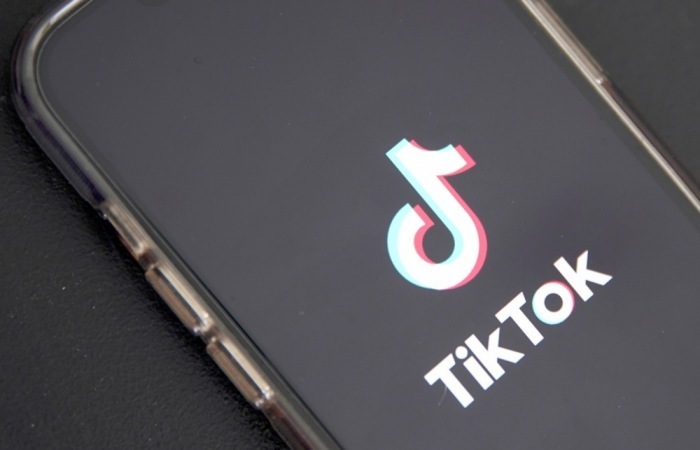 In dieser Fotoillustration ist das TikTok-Logo auf einem Telefon in Los Angeles zu sehen. Foto: epa/Caroline Brehman