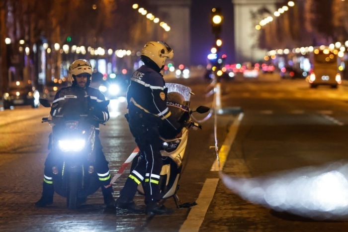 Polizisten sichern die Champs-Élysées nahe dem Arc de Triomphe, nachdem Fanfeiern zum Afrika-Cup-Finale untersagt wurden. Foto: epa/Mohammed Badra