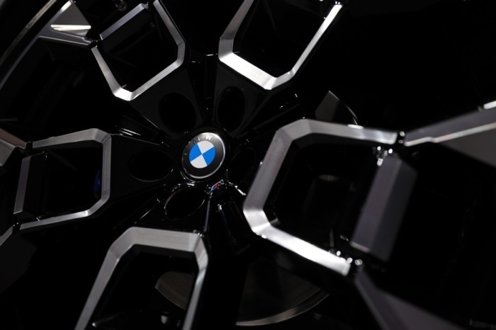 Das Logo von BMW ist auf einem Reifen des BMW iX3 bei dessen Weltpremiere in München zu sehen. Foto: epa/Anna Szilagyi