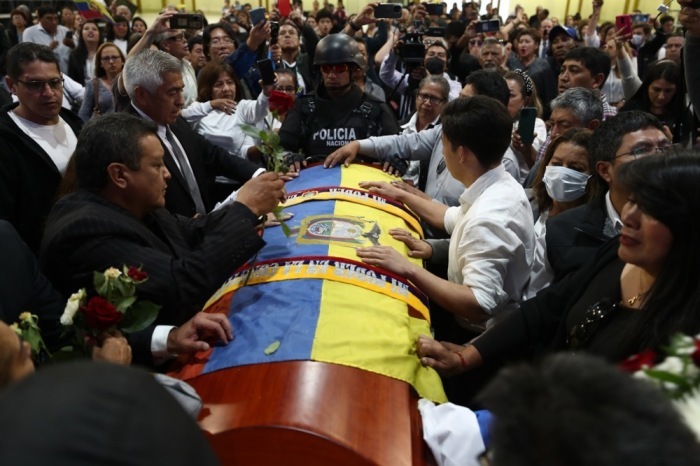 Mehrere Menschen umringen den Sarg des Kandidaten Fernando Villavicencio auf einem Messegelände in Quito, wo er zu einer öffentlichen Totenwache gebracht wurde. Foto: epa/Jose Jacome
