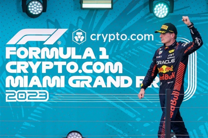 Der erstplatzierte niederländische Formel-1-Pilot Max Verstappen von Red Bull Racing reagiert auf dem Podium, nachdem er den Formel-1-Grand-Prix von Miami gewonnen hat. Foto: epa/Cristobal Herrera-ulashkevich