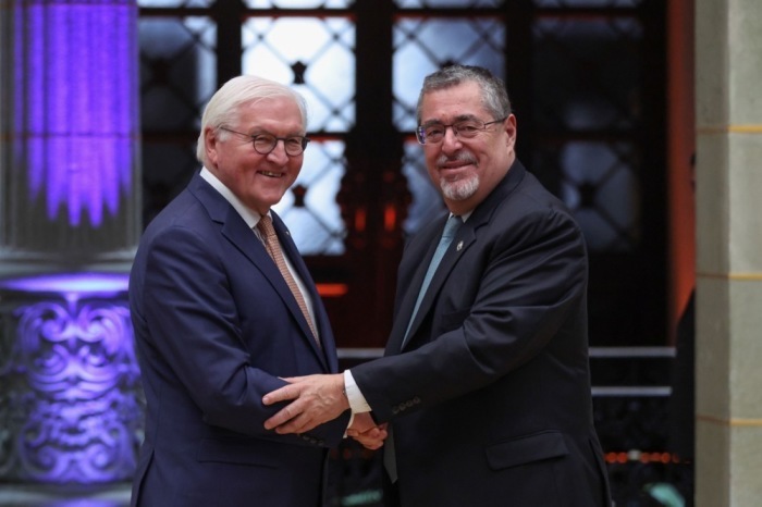 Guatemalas Präsident Bernardo Arevalo begrüßt Bundespräsident Steinmeier im Nationalpalast in Guatemala-Stadt bei Gesprächen über Zusammenarbeit. Foto: epa/Mariano Macz