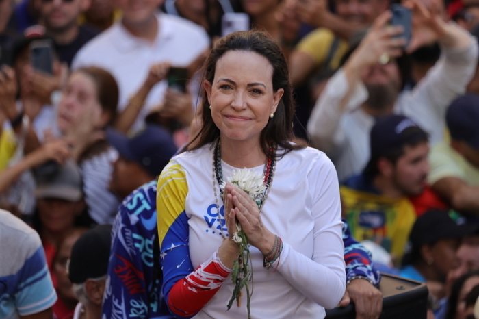 Oppositionsführerin María Corina Machado führt eine Demonstration gegen Maduro an und wird später mit dem Friedensnobelpreis geehrt. Foto: Jesus Vargas/dpa