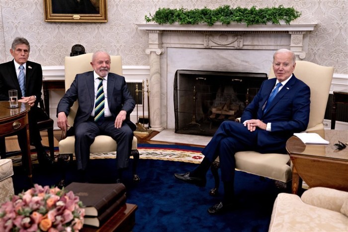 US-amerikanischer Präsident Joe Biden (R) trifft sich mit Brasiliens Präsident Luiz Inacio Lula da Silva (C) im Oval Office des Weißen Hauses. Foto: epa/Andrew Harrer