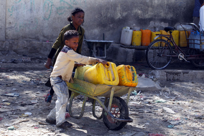  Jemenitische Kinder transportieren Trinkwasser in der Hauptstadt Sanaa. Foto: epa/Yahya Arhab