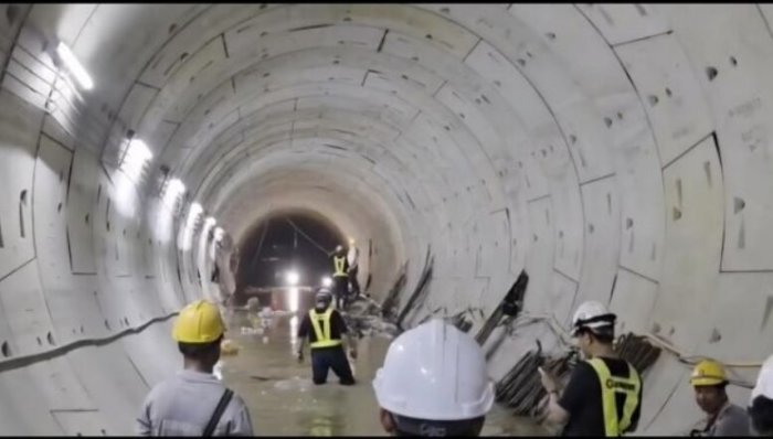 Mitarbeiter und Ingenieure inspizieren den betroffenen Tunnelabschnitt der südlichen Purple Line nach dem Wassereintritt. Bild: JS100 Radio