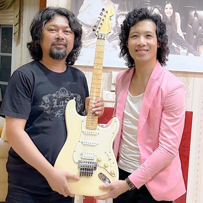 Mit Sek Loso verbindet Sek Swiss eine enge Freundschaft. Beide haben kürzlich sogar ihre Gitarren getauscht. Fotos: Sek Swiss