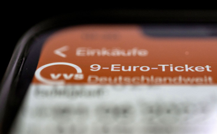 Ein 9 Euro Ticket des Verkehrs- und Tarifverbund Stuttgart GmbH (VVS) ist auf dem Display eines Smartphones zu sehen. Foto: Marijan Murat/dpa