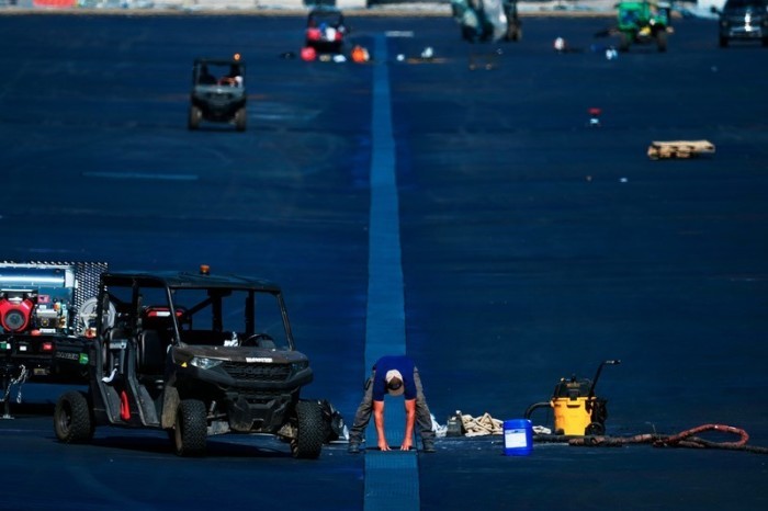 Ein Arbeiter platziert ein Gitter in der Mitte des Lincoln Memorial Reflecting Pool, während die Arbeiten fortgesetzt werden. Foto: Julia Demaree Nikhinson/Ap/dpa