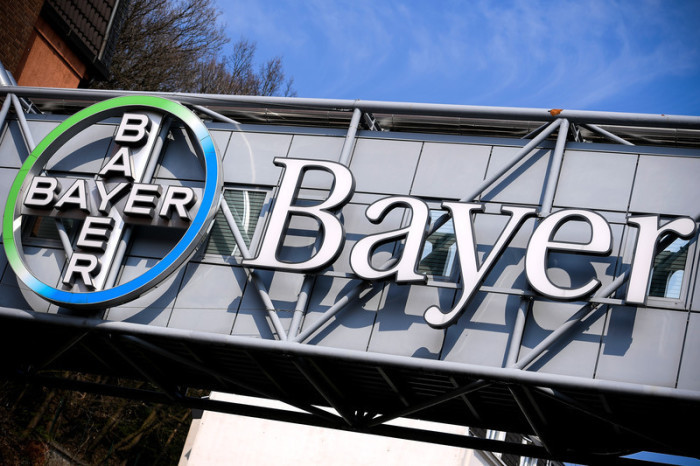 Das Logo des deutschen Pharmariesen Bayer AG. Foto: epa/Sascha Steinbach