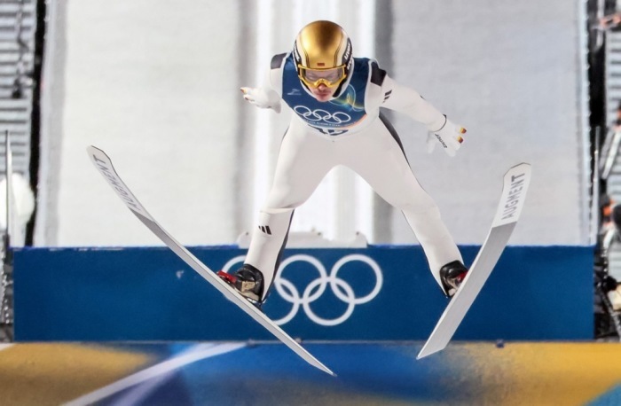 Skispringer Philipp Raimund im Einsatz auf der Normalschanze bei den Olympischen Winterspielen 2026 in Predazzo. Foto: epa/Hannibal Hanschke