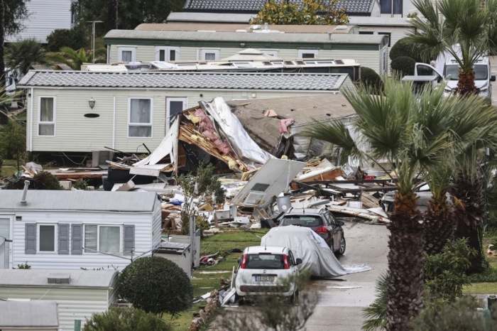 Ein Campingplatz ist nach einem Tornado stark beschädigt. Foto: epa/Joao Matos