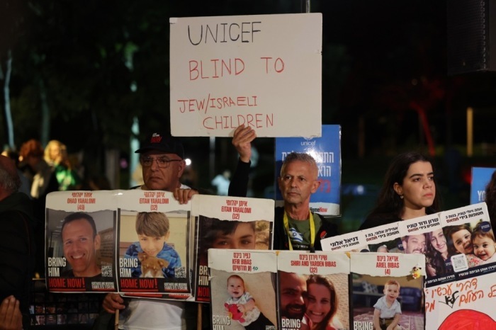 Menschen protestieren vor dem UNICEF-Büro in Tel Aviv und fordern die Freilassung der minderjährigen israelischen Geiseln, die im Gazastreifen festgehalten werden. Foto: epa/Abir Sultan