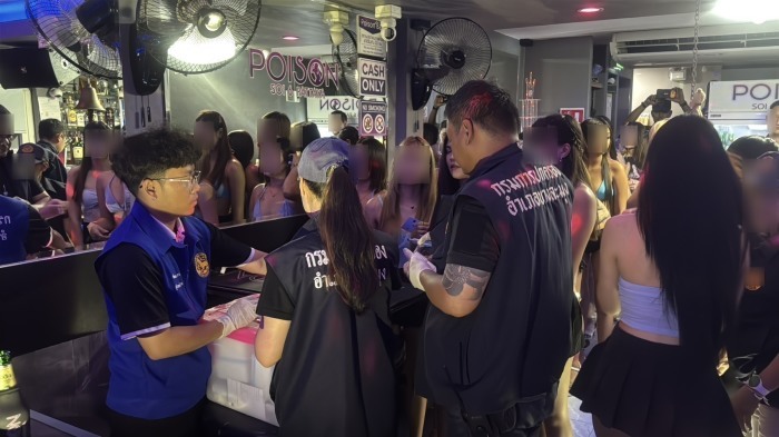 Beamte der Bezirksverwaltung führen im Poison Soi 6 Pattaya stichprobenartige Drogentests bei den Beschäftigten durch. Bild: TMN.TV