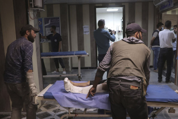Auf diesem von der Syrischen Zivilverteidigung Weißhelme via AP zur Verfügung gestellten Foto werden Menschen, die durch Granateneinschläge verletzt wurden, in einem Krankenhaus in Id... Foto: Uncredited/Syrian Civil Defense White Helmets/ap/dpa