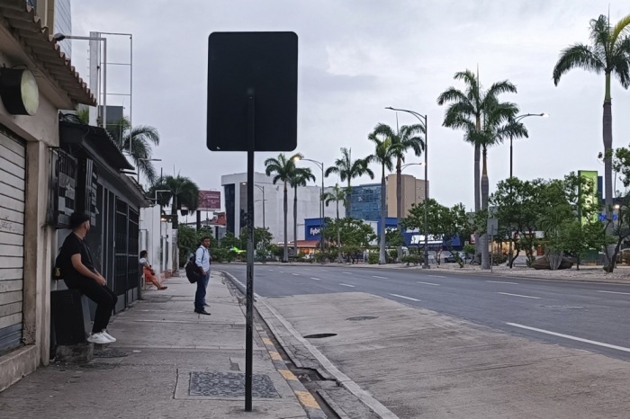 Menschen warten an einer Bushaltestelle in Guayaquil, nachdem Präsident Daniel Noboa wegen eskalierender Gewalt durch kriminelle Banden den Notstand ausgerufen hat. Foto: epa/Carlos Duran Araujo