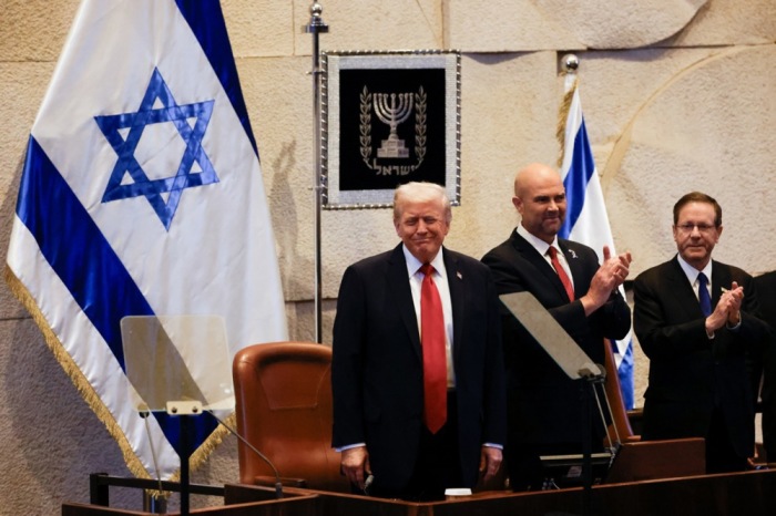 US-Präsident Donald Trump spricht in der Knesset in Jerusalem neben Parlamentspräsident Amir Ohana und Israels Staatschef Isaac Herzog. Foto: epa/Jalaa Marey
