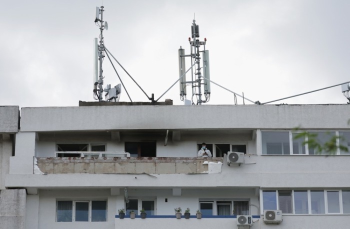 Rumänische Ermittler sichern nach einem russischen Drohnenangriff ein beschädigtes Wohnhaus in Galati nahe der Grenze zur Ukraine. Foto: EPA/Robert Ghement