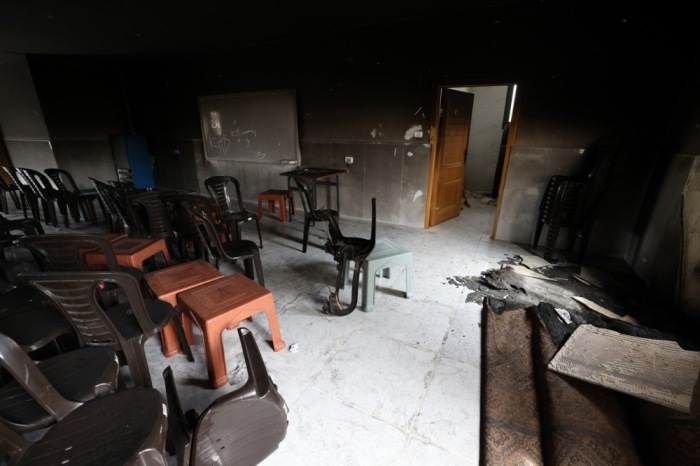Innenansicht der beschädigten Moschee nach einem Brandanschlag israelischer Siedler im Dorf Jibiya bei Ramallah. Foto: EPA/Alaa Badarneh