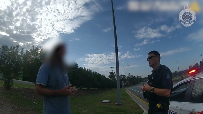 Dieses Videostandbild von der Polizei Queensland zeigt einen 43-jährigen Mann, der mit der Polizei spricht. Foto: Queensland Police/Queensland Police/ap/dpa