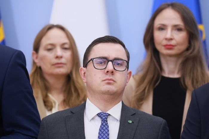 Energieminister Milosz Motyka tritt bei Pressekonferenz in Warschau nach Kabinettsumbildung von Premier Donald Tusk auf. Foto: Leszek Szymanski/epa