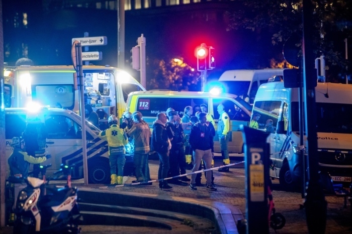 Polizisten stehen am Tatort. In Brüssel sind am Montagabend zwei Menschen erschossen worden. Die Ermittlungen dauern an, wie eine Sprecherin der Polizei am Abend sagte. Foto: Hatim Kaghat/Belga/dpa