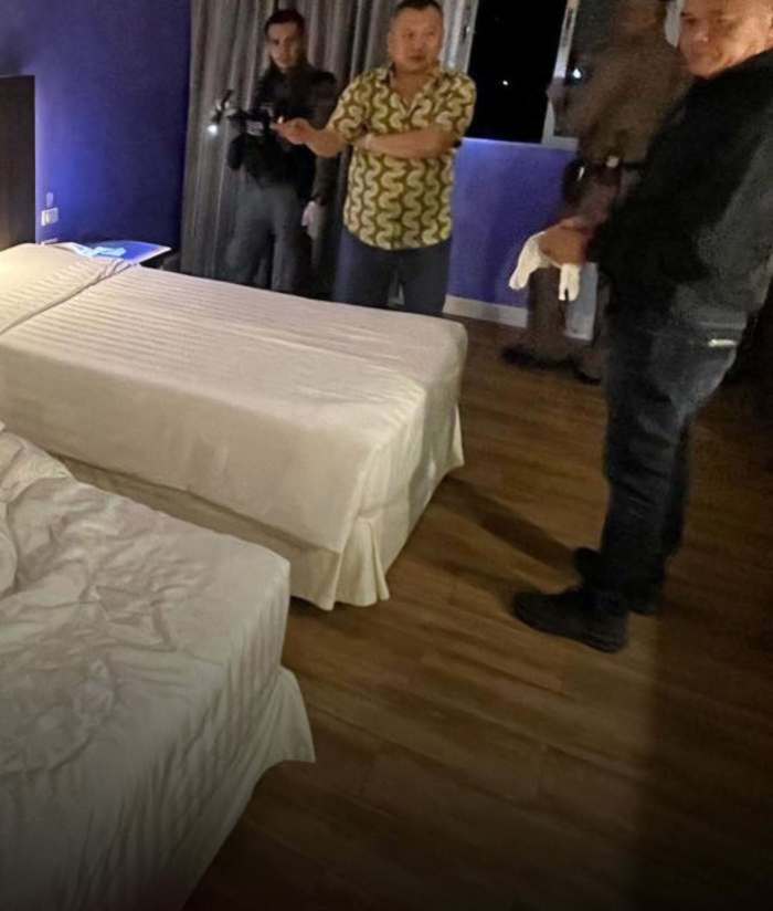 Polizeibeamte untersuchen den Todesfall eines Ehepaars in einem Hotel in Hua Hin und sichern Beweise am Fundort. Foto: Khaosod