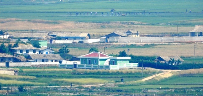Nordkoreanische Bewohner pflanzen Reis in Grenznähe – Pjöngjang hat laut südkoreanischem Militär die Beschallung des Südens offenbar vorerst eingestellt Foto: epa/Yonhap
