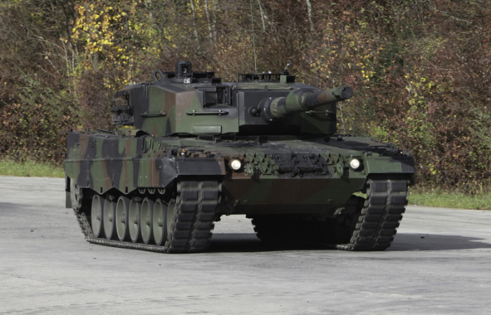 Undatiertes Handout des Rüstungskonzerns Krauss-Maffei Wegmann zeigt einen Kampfpanzer Leopard 2A4. Foto: Krauss-Maffei Wegmann/dpa