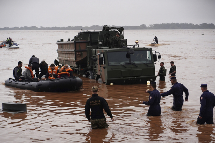 rasilianische Soldaten und Bundespolizisten evakuieren Bewohner aus einem von schweren Regenfällen überfluteten Gebiet. Foto: Carlos Macedo/Ap/dpa