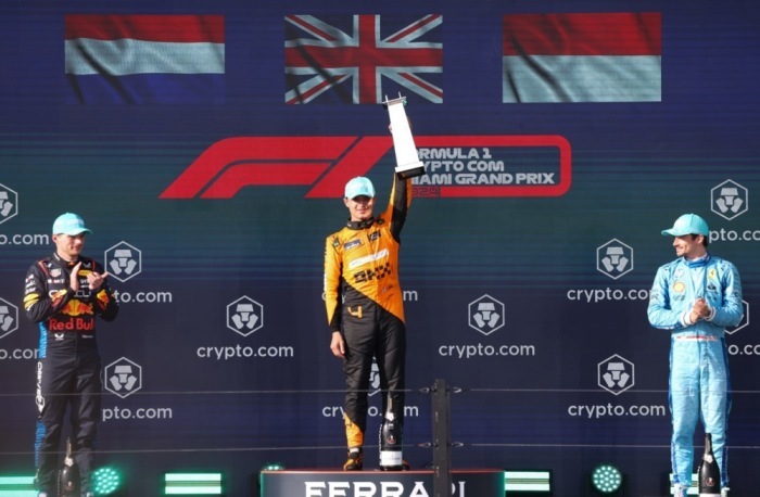 Der erstplatzierte McLaren-Pilot Lando Norris aus Großbritannien (C) hält seine Trophäe als Zweitplatzierter Red Bull Racing hoch. Foto: epa/Cristobal Herrera-ulashkevich