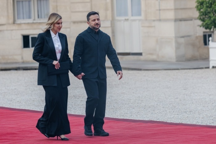 Der ukrainische Präsident Wolodymyr Selenskyj und seine Frau Olena Selenska treffen zum Abendessen der „Koalition der Willigen“ im Élysée-Palast ein. Foto: Valentina Camu/epa