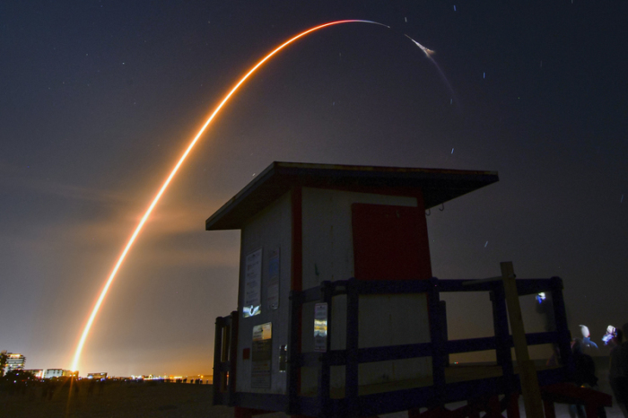 Eine Rakete der Raumfahrtfirma SpaceX vom Typ Falcon 9 startet für die NASA mit einem «Dragon»-Frachter zur Internationalen Raumstation (ISS) von der Rampe 39A des Kennedy Space Centers, fotografiert vom Lori Wilson Park ... Foto: Malcolm Denemar