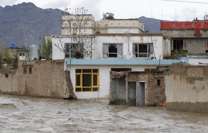 Ein Blick auf eingestürzte Häuser nach Sturzfluten im Westen von Kabul. Foto: epa/Jawad Jalali